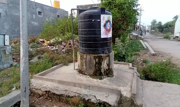 காட்சி பொருளாக இருக்கும் குடிநீர் தொட்டிகள் காட்சி பொருளாக இருக்கும் குடிநீர் தொட்டிகள்