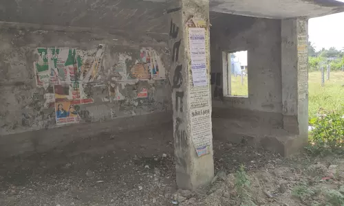 பயணிகள் நிழற்குடை சேதம் பயணிகள் நிழற்குடை சேதம்