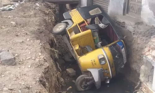 குழியில் விழுந்த ஆட்டோ குழியில் விழுந்த ஆட்டோ