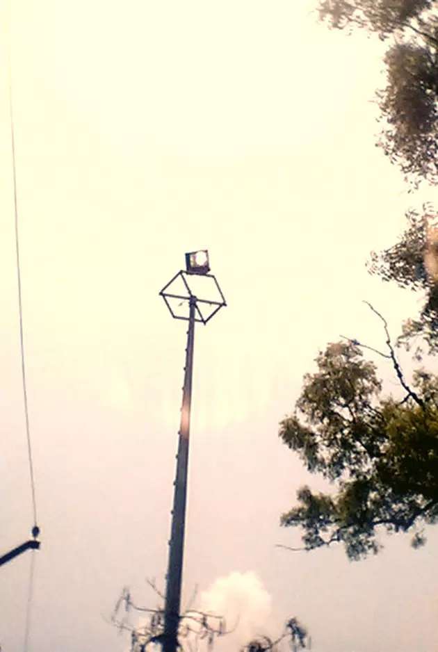 பகலில் எரியும் மின்விளக்கு