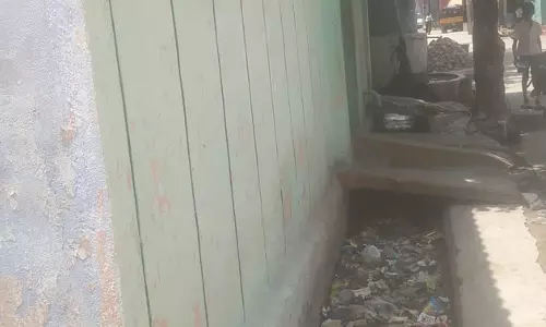 கால்வாயை தூர்வார வேண்டும்