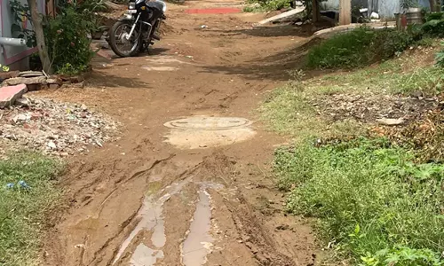 சேறும் சகதியுமான சாலை சேறும் சகதியுமான சாலை