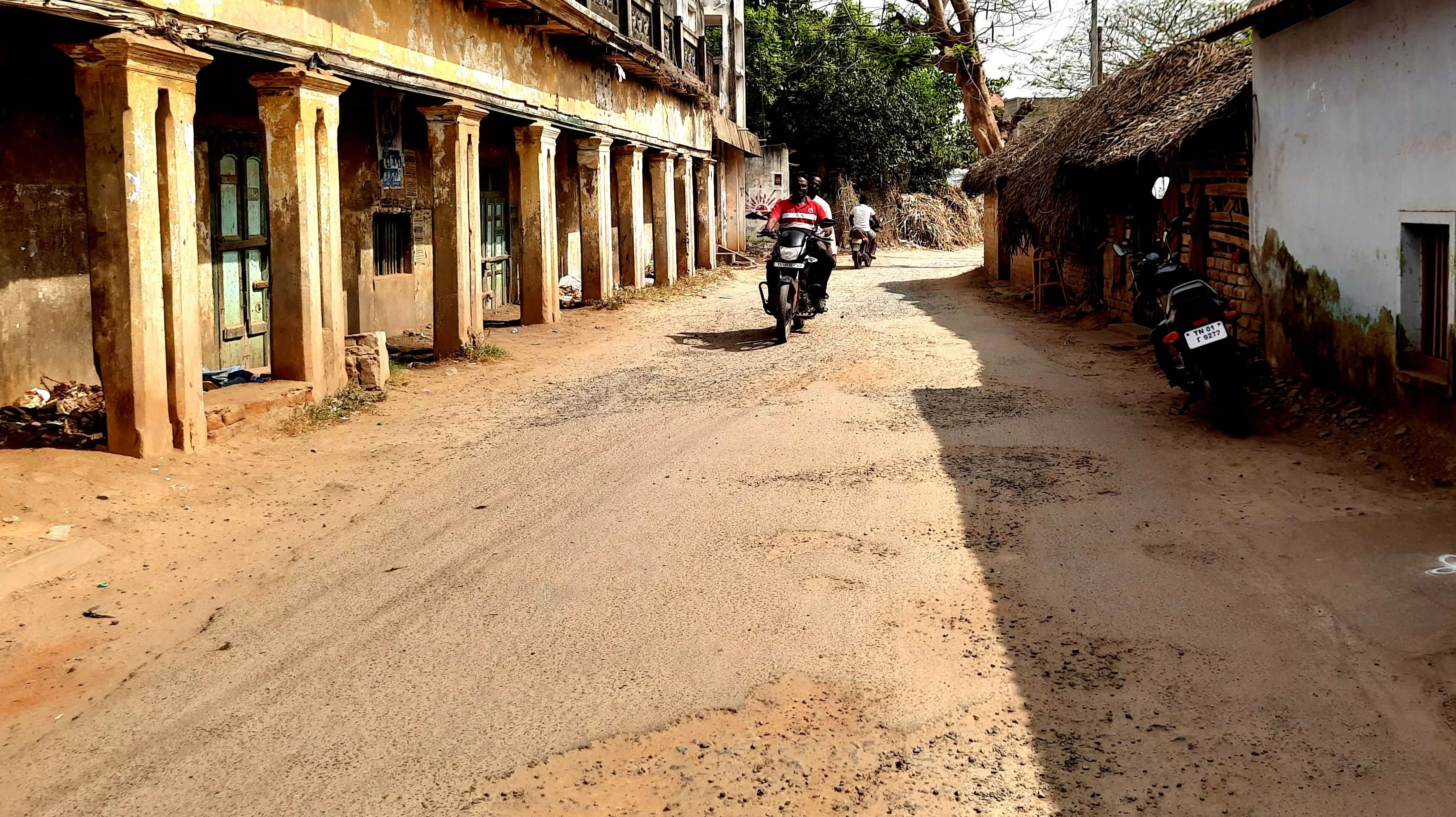 குண்டும், குழியுமான சாலை குண்டும், குழியுமான சாலை