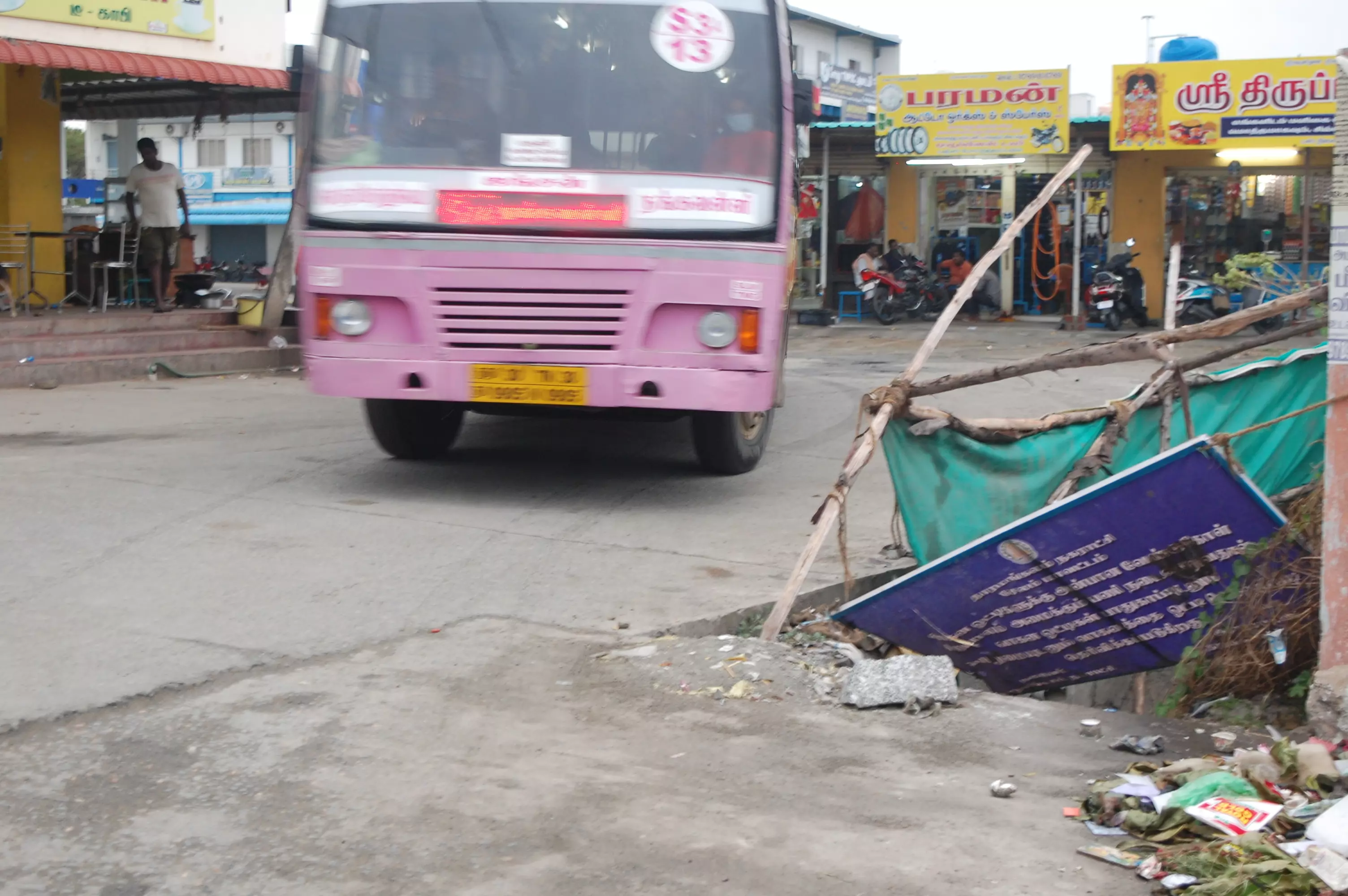 சாக்கடை கால்வாயால் விபத்து சாக்கடை கால்வாயால் விபத்து