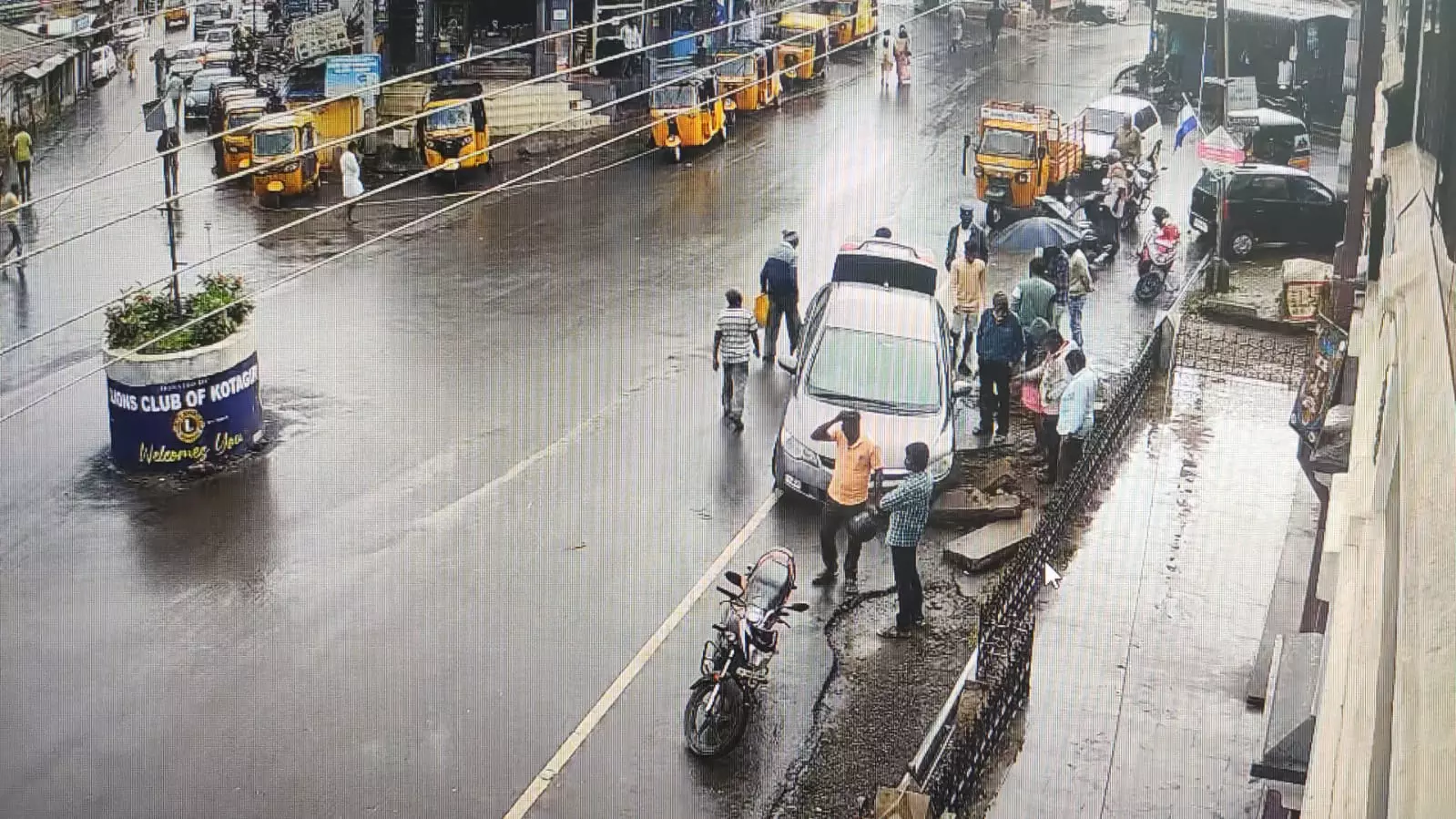 விபத்தில் சிக்கும் வாகனங்கள்