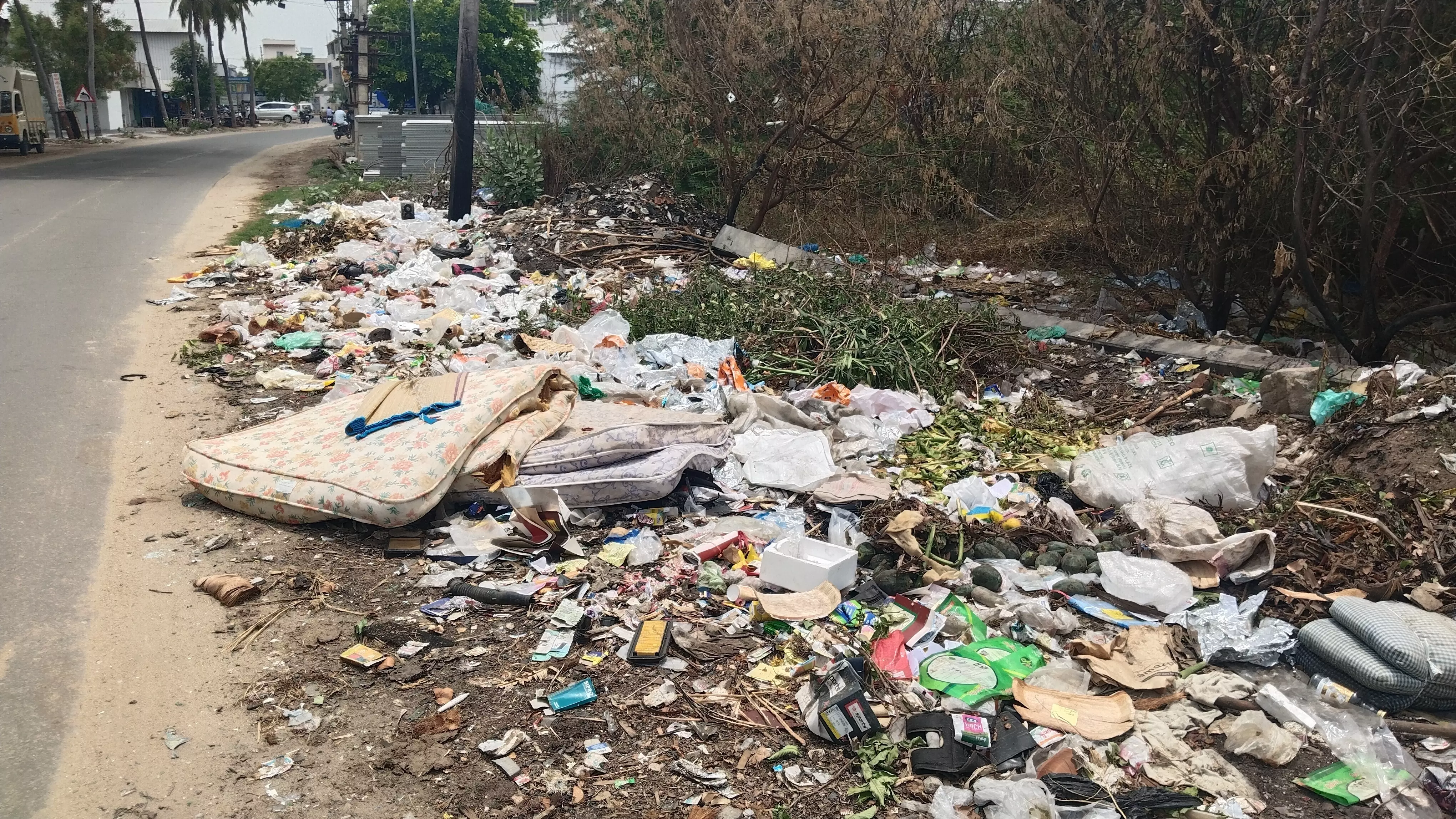 குப்பைகளை அகற்ற கோரிக்கை குப்பைகளை அகற்ற கோரிக்கை