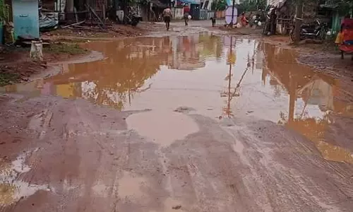 சேறும்,சகதியுமான சாலை சேறும்,சகதியுமான சாலை