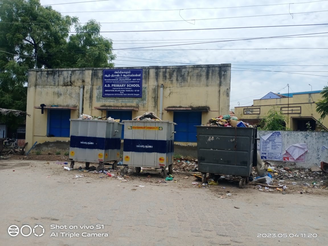 பள்ளிக்கூடம் முன்பு சுகாதாரக்கேடு