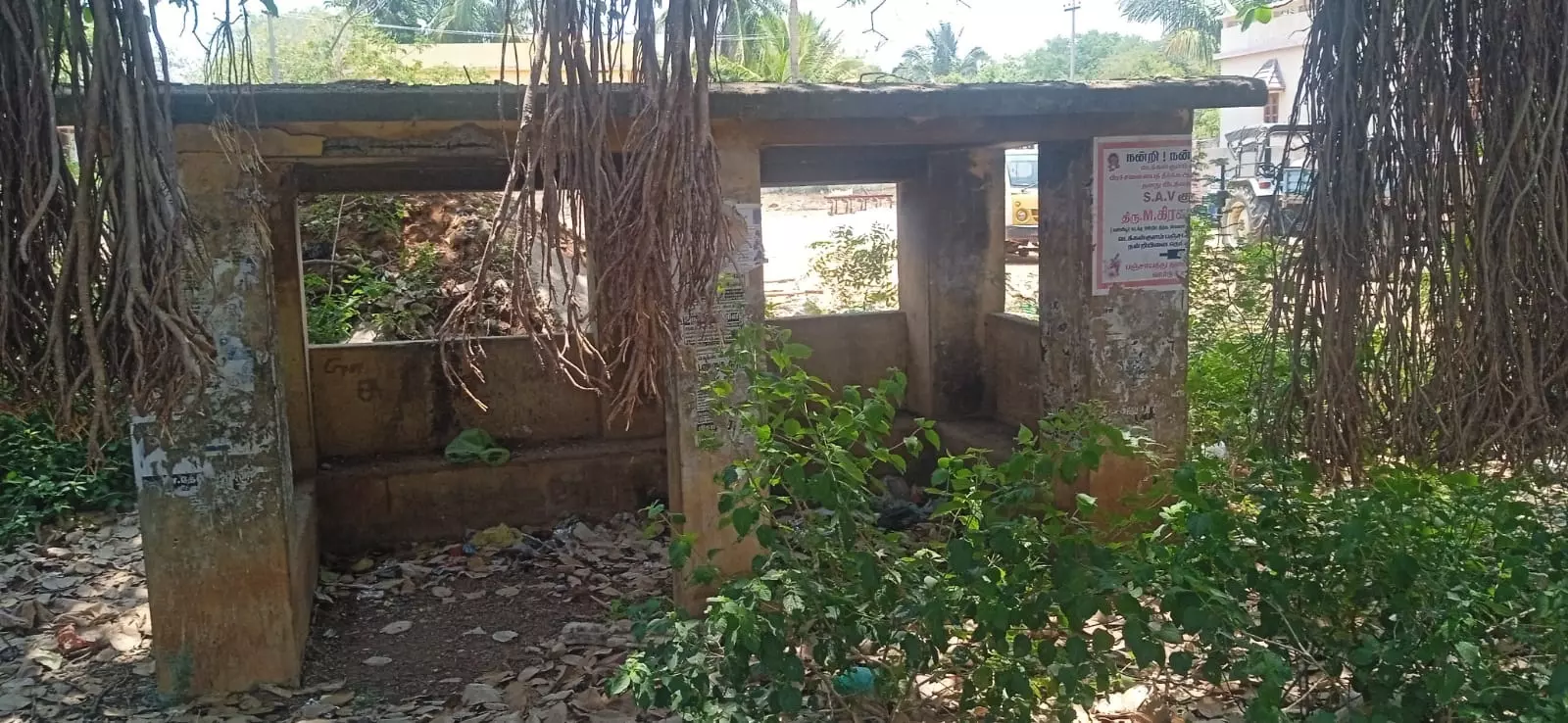 சேதமடைந்த நிழற்கூடம் சேதமடைந்த நிழற்கூடம்