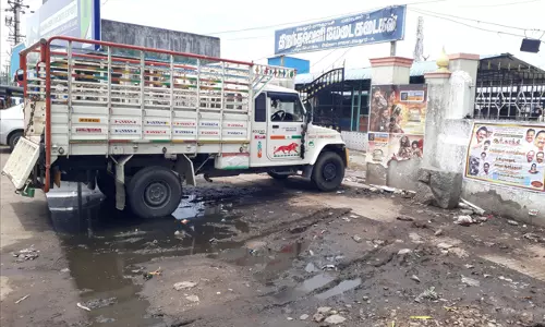 சாலையோரம் தேங்கும் கழிவுநீர் சாலையோரம் தேங்கும் கழிவுநீர்