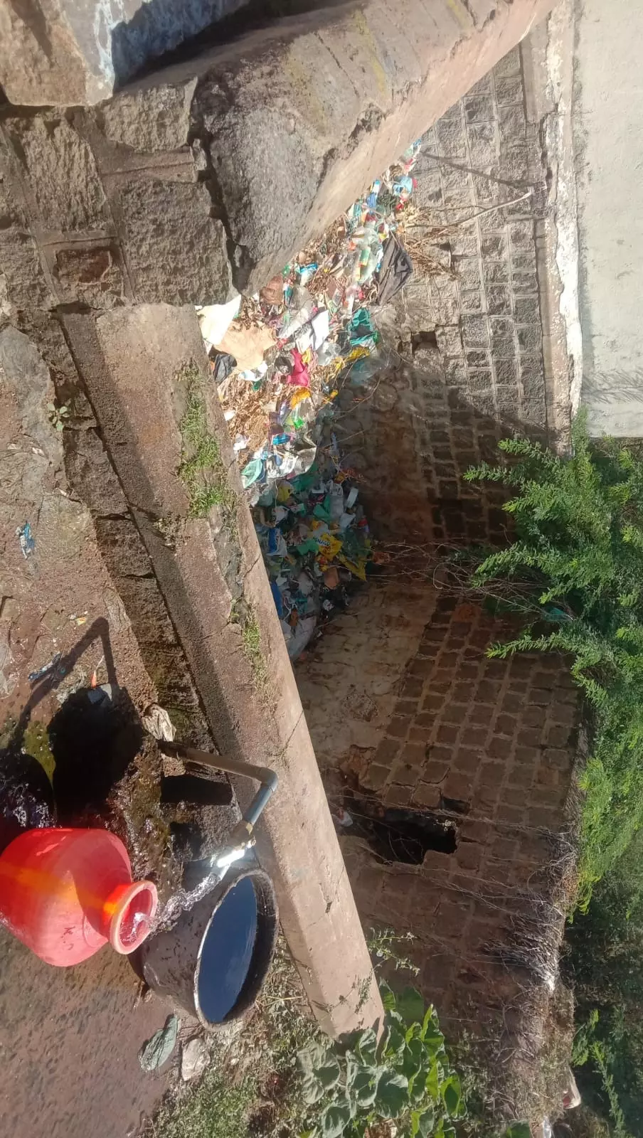 குப்பைத்தொட்டியான கிணறு குப்பைத்தொட்டியான கிணறு