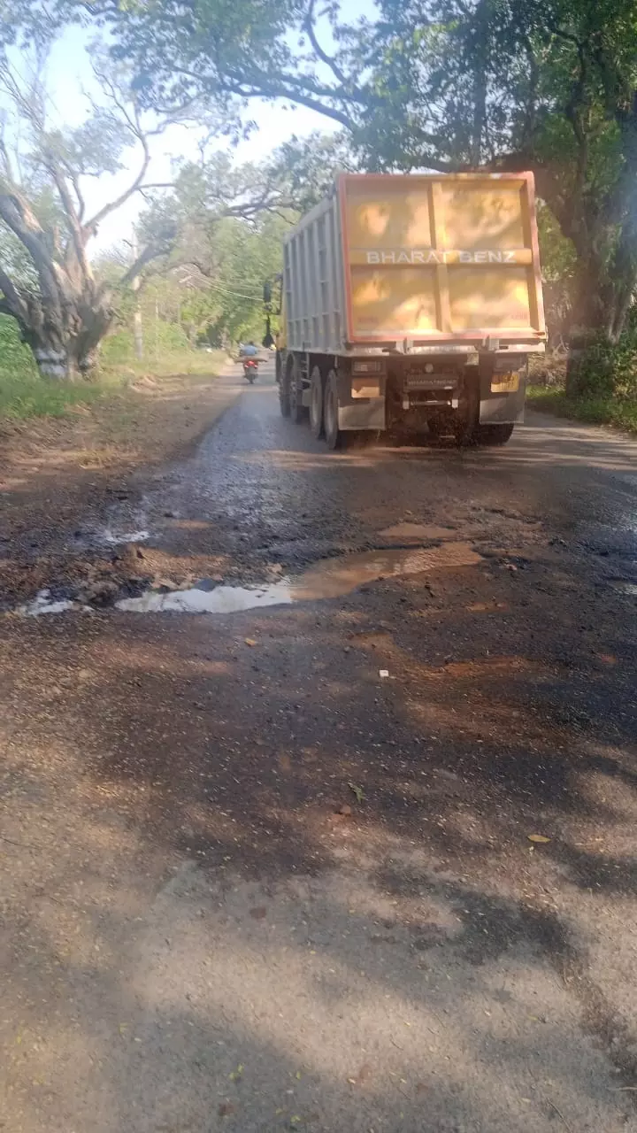 குண்டும் குழியுமான சாலை