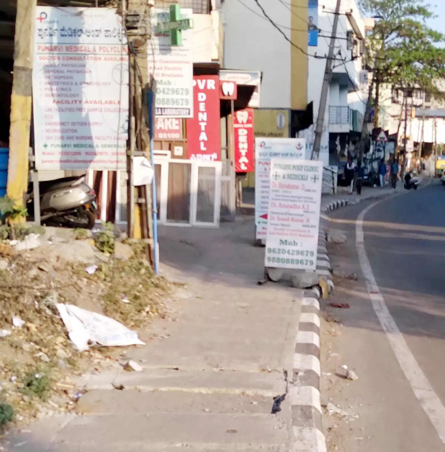 நடைபாதையில் வைக்கப்படும் விளம்பர பேனர்கள்