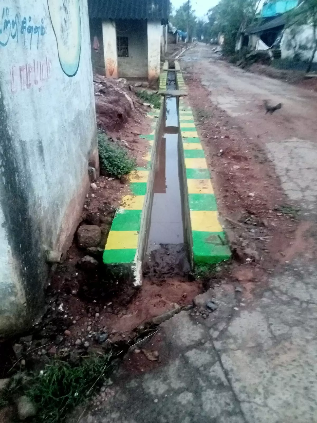 பாதியில் நிறுத்தப்பட்ட கால்வாய் பணி பாதியில் நிறுத்தப்பட்ட கால்வாய் பணி