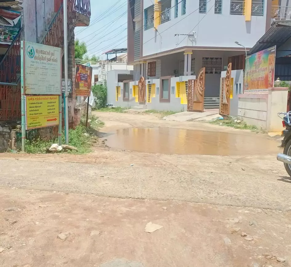 சாலையில் தேங்கும் மழைநீர் சாலையில் தேங்கும் மழைநீர்