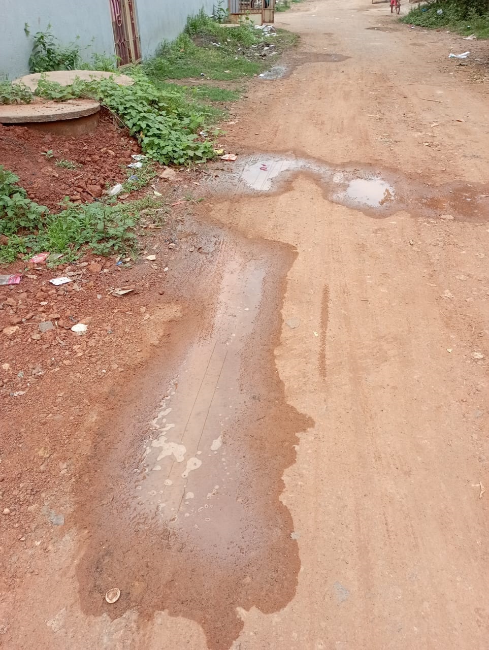 சாலையில் வழிந்தோடும் கழிவுநீர் சாலையில் வழிந்தோடும் கழிவுநீர்