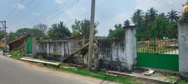 மின்கம்பம் சரிந்து விழும் அபாயம் மின்கம்பம் சரிந்து விழும் அபாயம்