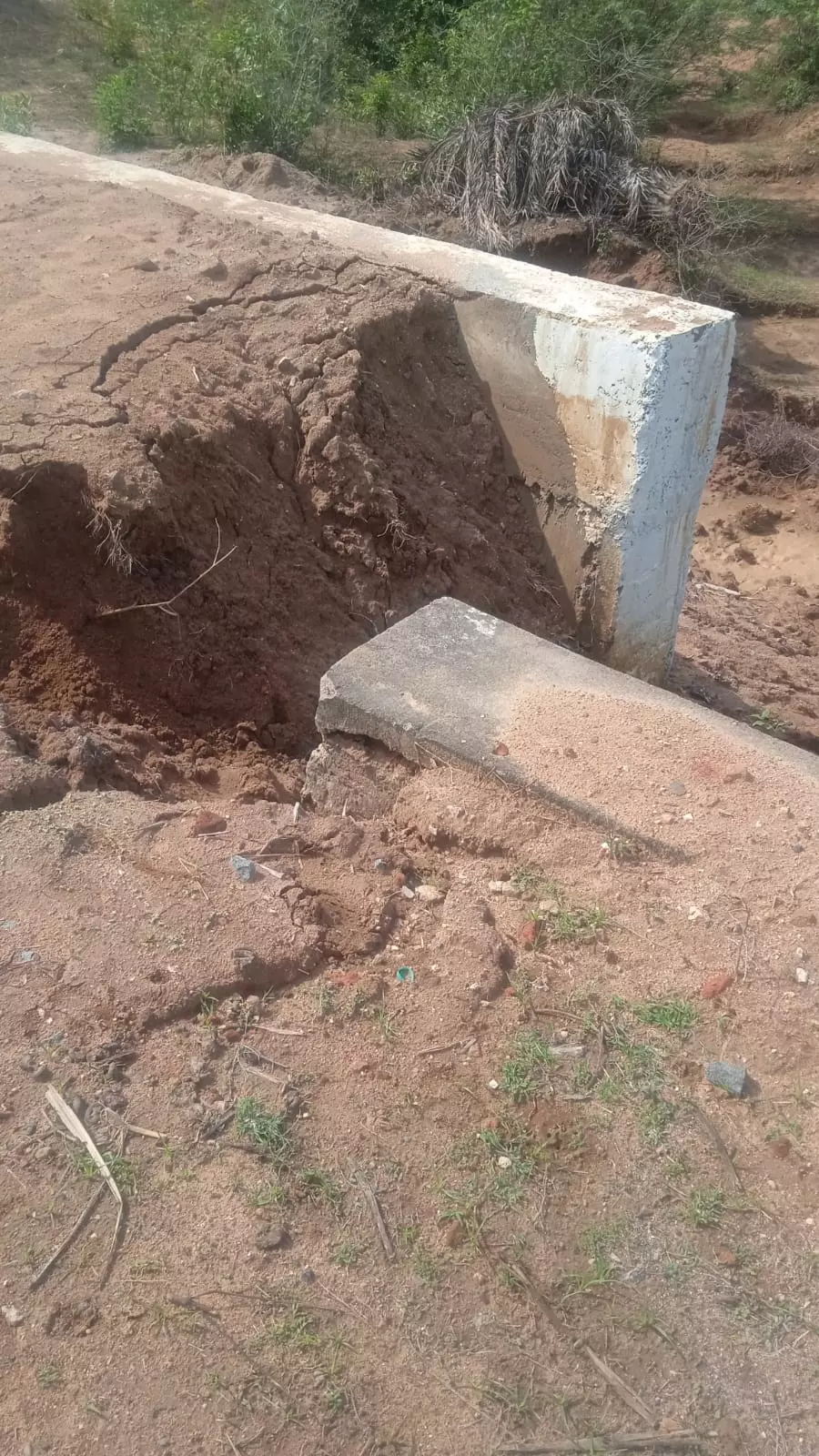 சேதமடைந்த தரைப்பாலம்