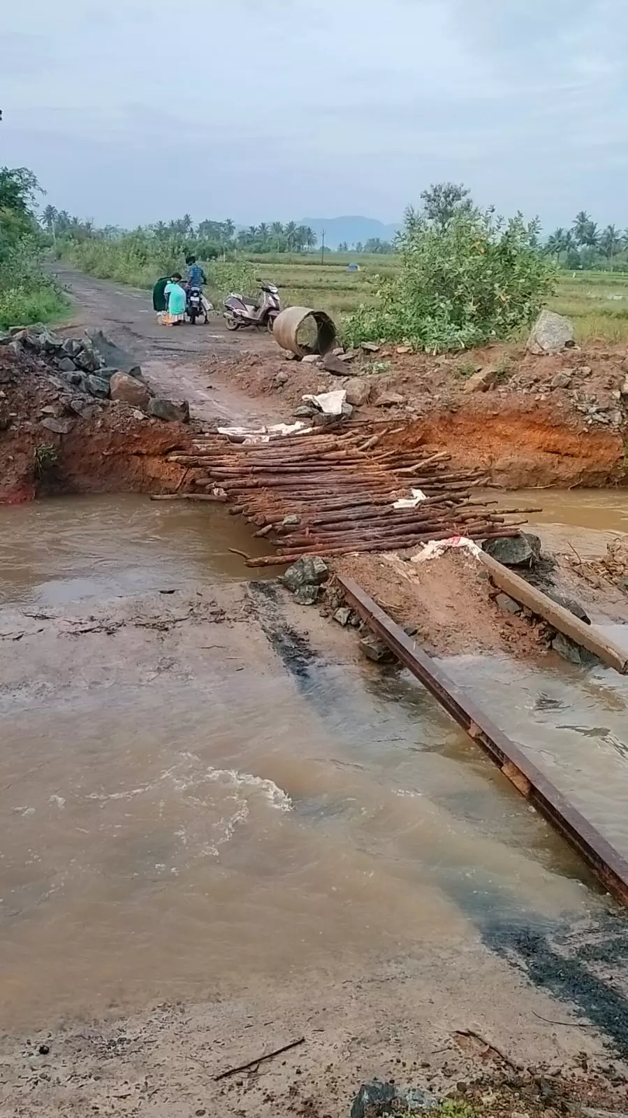 உருக்குலைந்து கிடக்கும் மேம்பாலம்