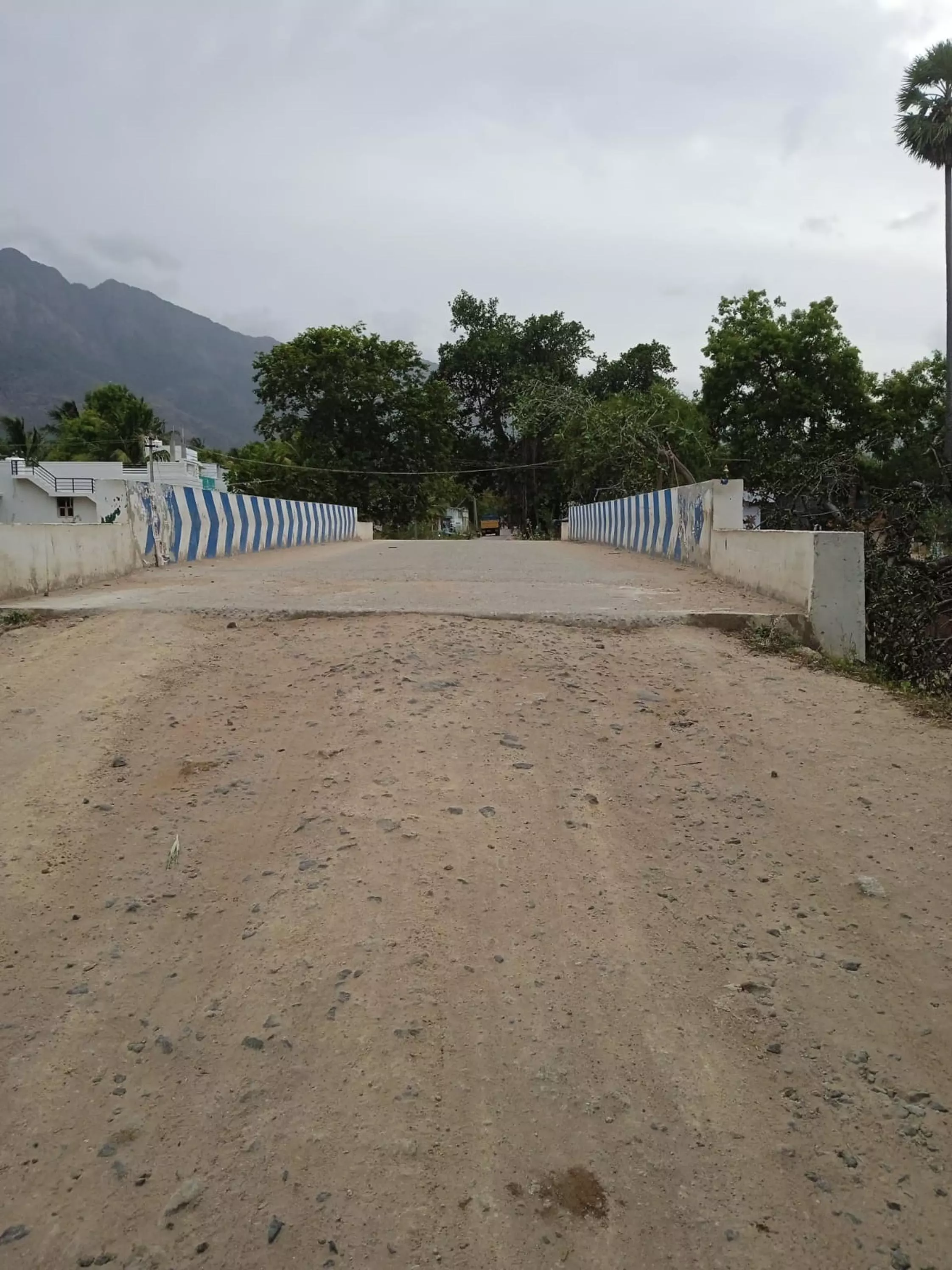 குண்டும் குழியுமான சாலை