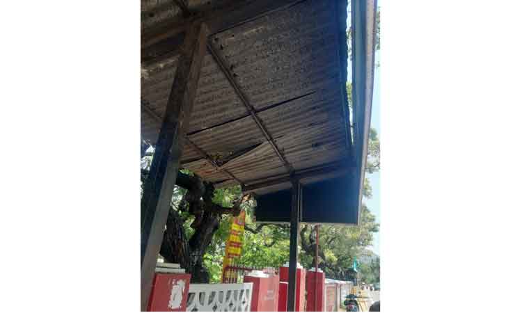 சேதமடைந்த மேற்கூரை