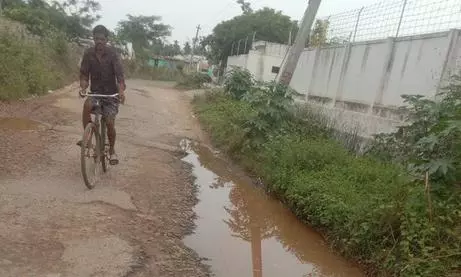 குண்டும்,குழியுமான சாலை