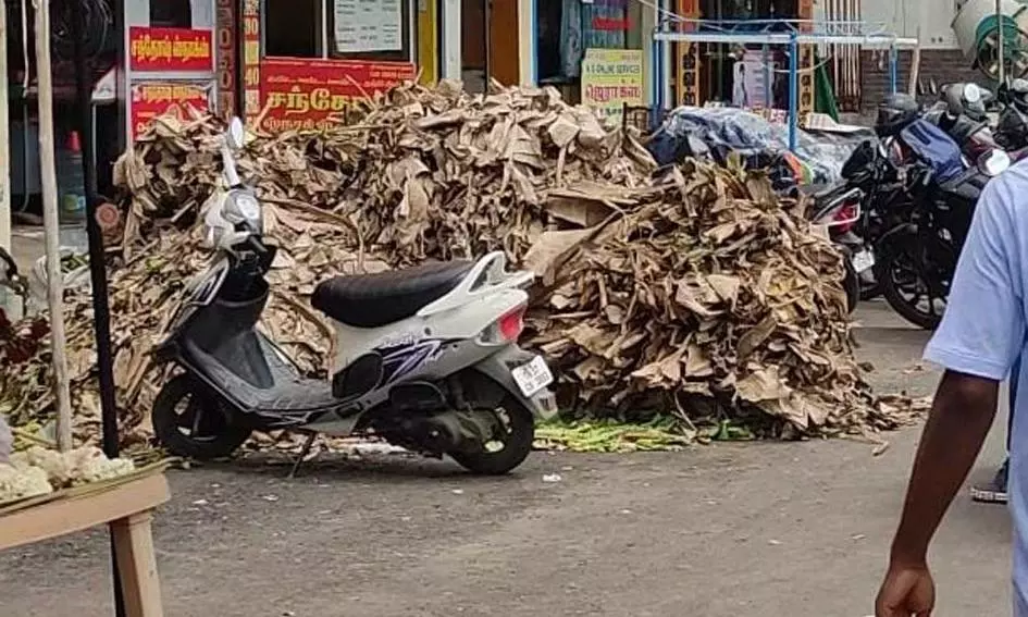 பஸ் நிறுத்த பகுதியில் ஆக்கிரமிப்பு பஸ் நிறுத்த பகுதியில் ஆக்கிரமிப்பு