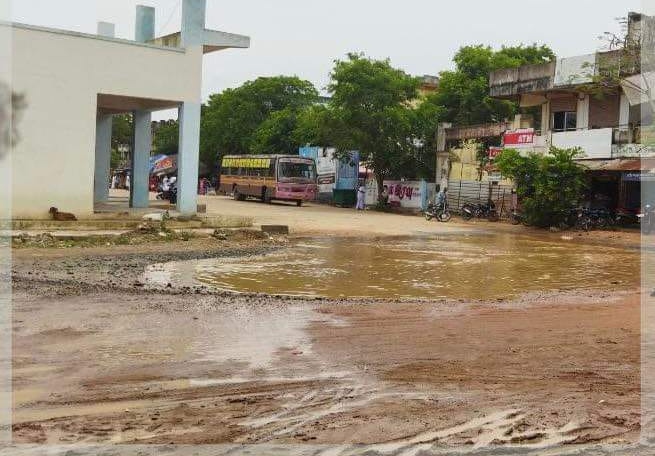 சேறும் சகதியுமாக மாறிய சாலை சேறும் சகதியுமாக மாறிய சாலை