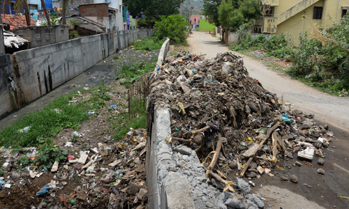 கழிவுகள் முழுமையாக தூர்வாரப்படுமா? கழிவுகள் முழுமையாக தூர்வாரப்படுமா?