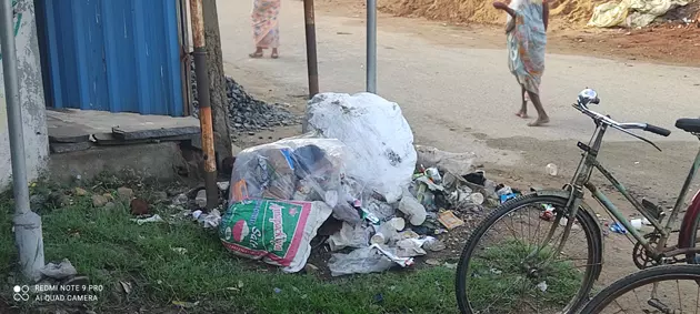 மூட்டை மூட்டையாக குப்பைகள் மூட்டை மூட்டையாக குப்பைகள்