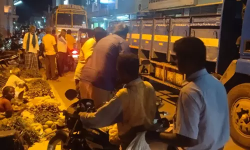 நடைபாதை கடைகளால் போக்குவரத்துக்கு இடையூறு