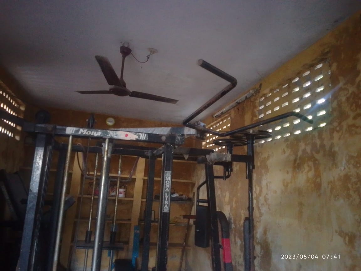 பராமரிப்பில்லாத உடற்பயிற்சி கூடம்