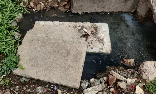 திறந்த நிலையில் மழைநீர் கால்வாய்