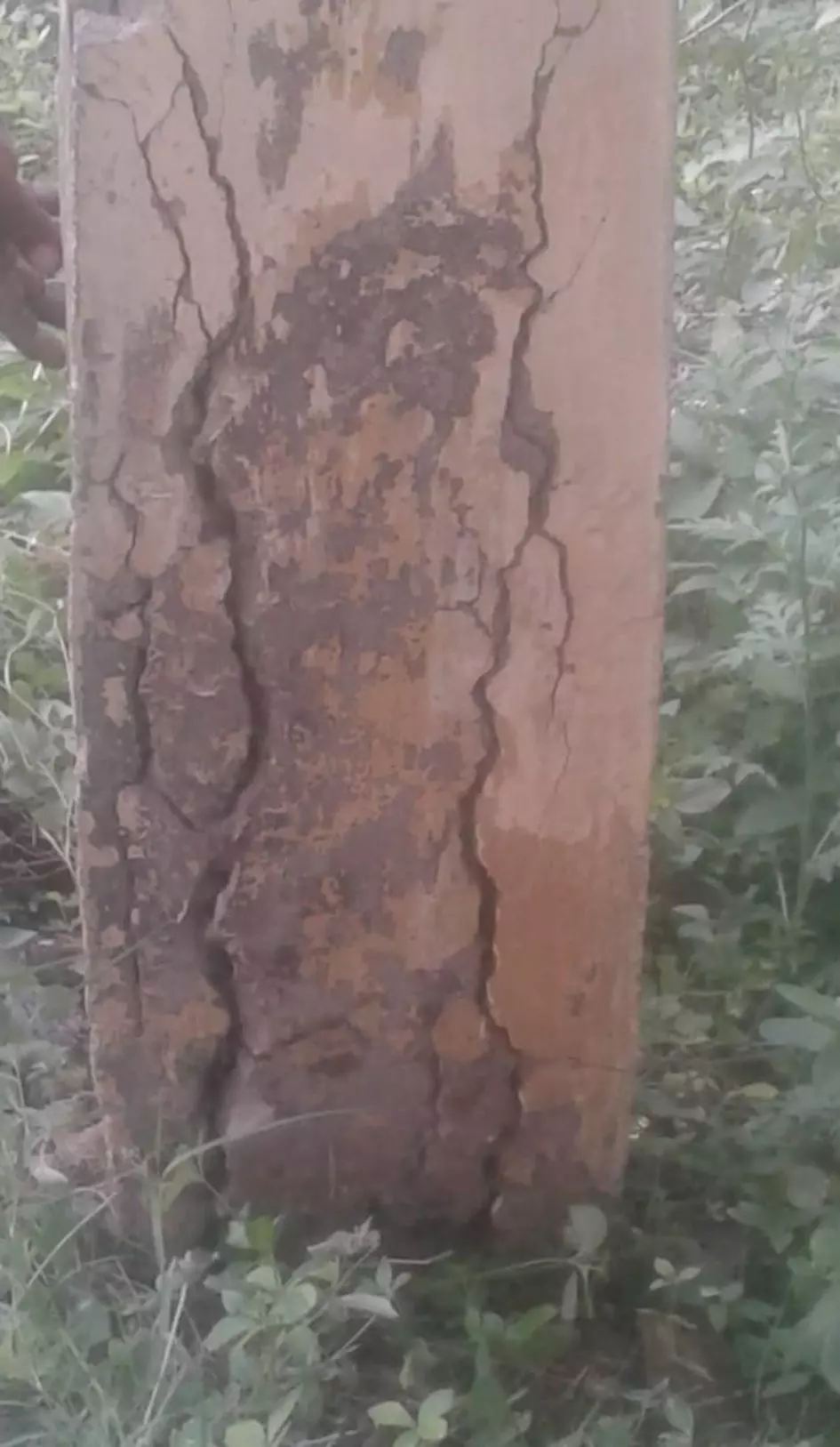 குடிநீர் தொட்டி தூண் சேதம் குடிநீர் தொட்டி தூண் சேதம்