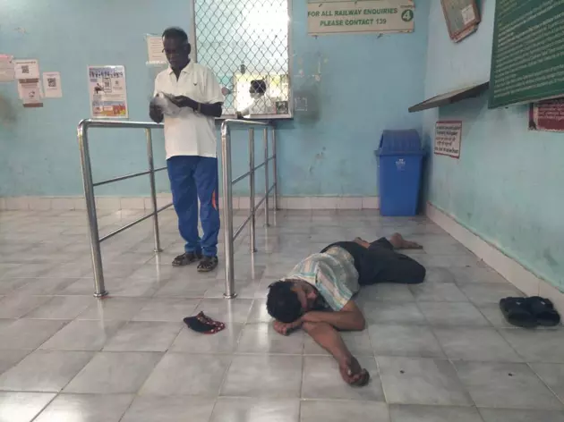 மது பிரியர்களால் ெபண் பயணிகள் அச்சம்