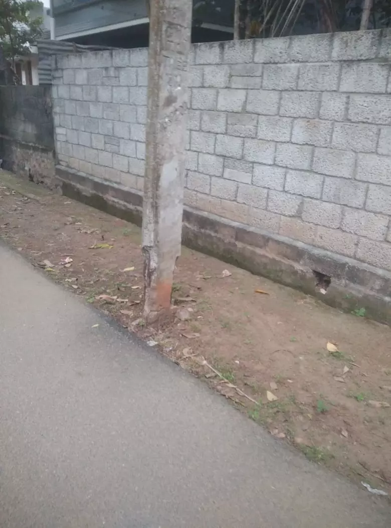 சேதமடைந்த மின்கம்பம் சேதமடைந்த மின்கம்பம்