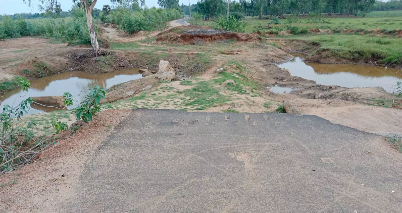 மழை வெள்ளத்தால் மாயமான தரைப்பாலம்