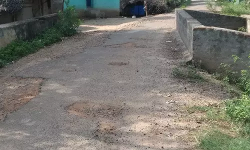 குண்டும்,குழியுமான சாலை குண்டும்,குழியுமான சாலை