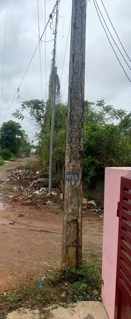 சேதமடைந்த நிலையில் மின்கம்பம் சேதமடைந்த நிலையில் மின்கம்பம்