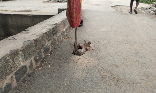 பாலத்தில் பள்ளம் பாலத்தில் பள்ளம்