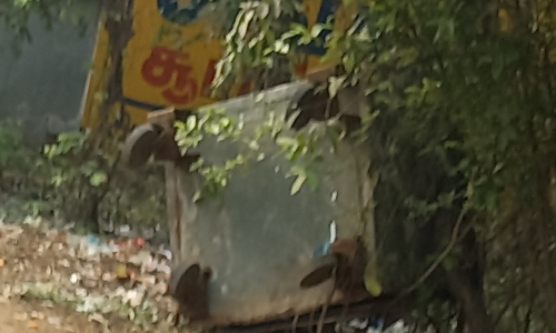 தலைகீழாக கிடக்கும் குப்பை தொட்டிகள் தலைகீழாக கிடக்கும் குப்பை தொட்டிகள்