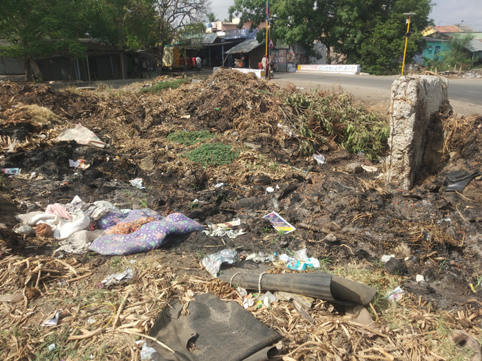 அகற்றப்படாத கழிவுகள் அகற்றப்படாத கழிவுகள்