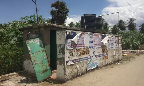 பயனற்ற பொதுக்கழிவறை பயனற்ற பொதுக்கழிவறை