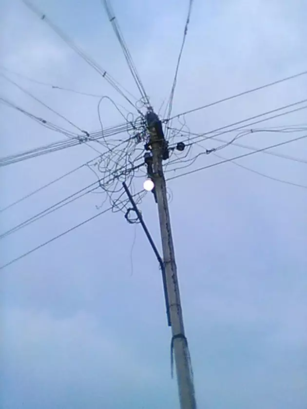 பகலில் எரியும் மின்விளக்கு