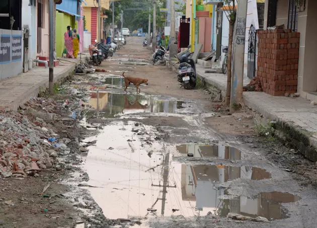 தெருவில் தேங்கி நிற்கும் மழைநீர் தெருவில் தேங்கி நிற்கும் மழைநீர்