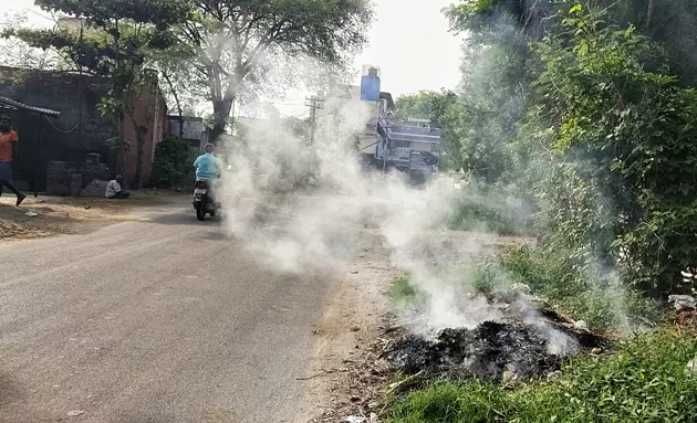 புகை மூட்டத்தால் வாகன ஓட்டிகள் அவதி
