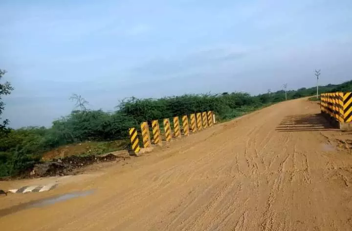 சேறும், சகதியுமான சாலை சேறும், சகதியுமான சாலை