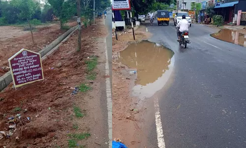 சாலையில் தேங்கும் மழைநீர் சாலையில் தேங்கும் மழைநீர்