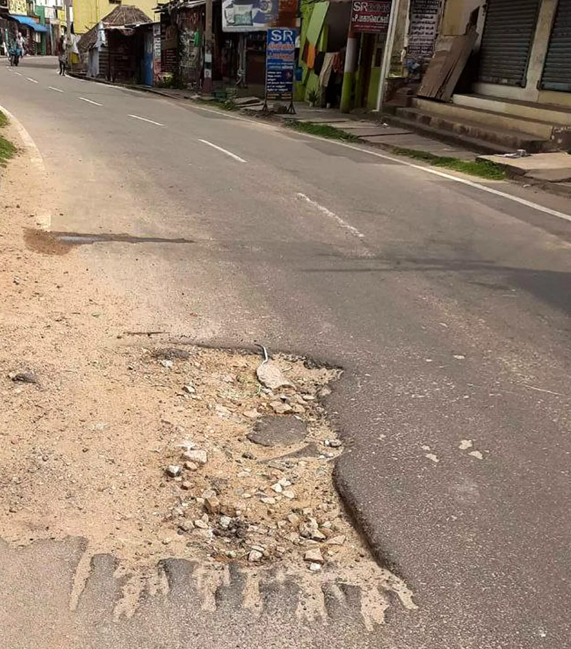 குண்டும், குழியுமாக மாறிய சாலை