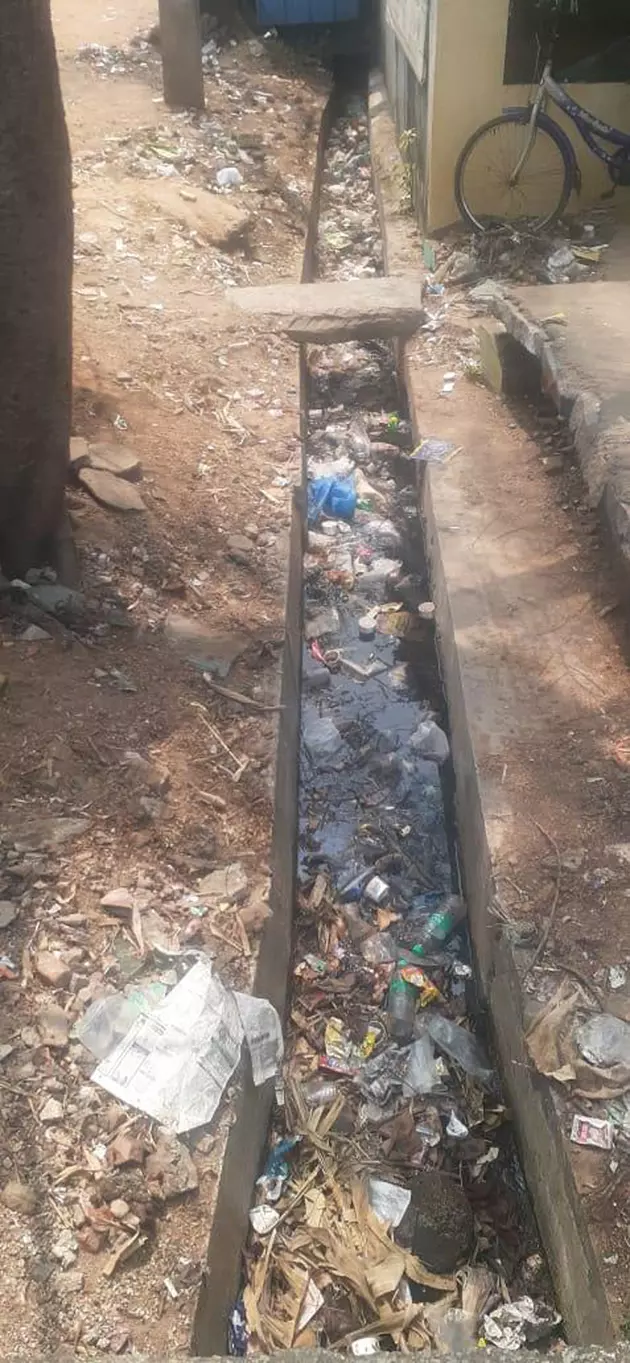 கால்வாயை தூர்வார வேண்டும்